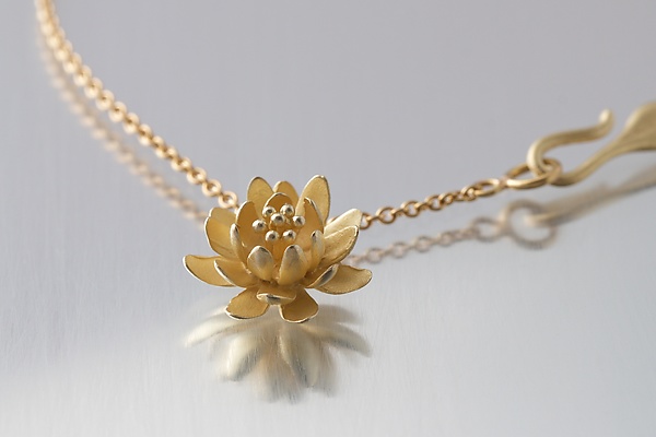 small necklace in gold